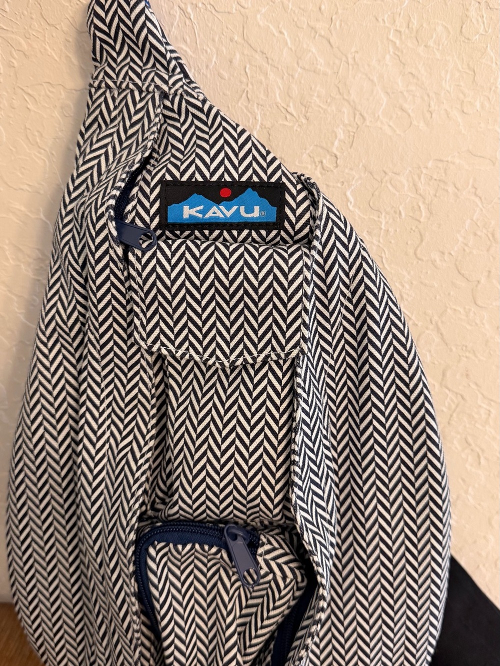 Kavu Black & White Chevron Sling Satchel